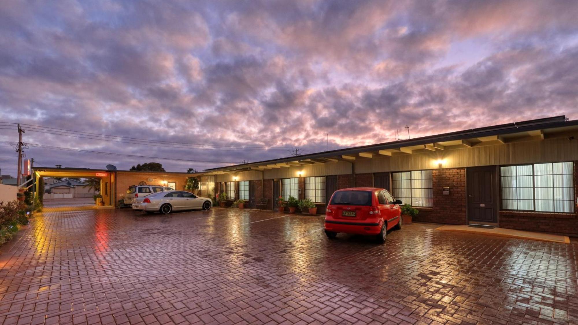 Oasis Motor Inn Broken Hill Buitenkant foto