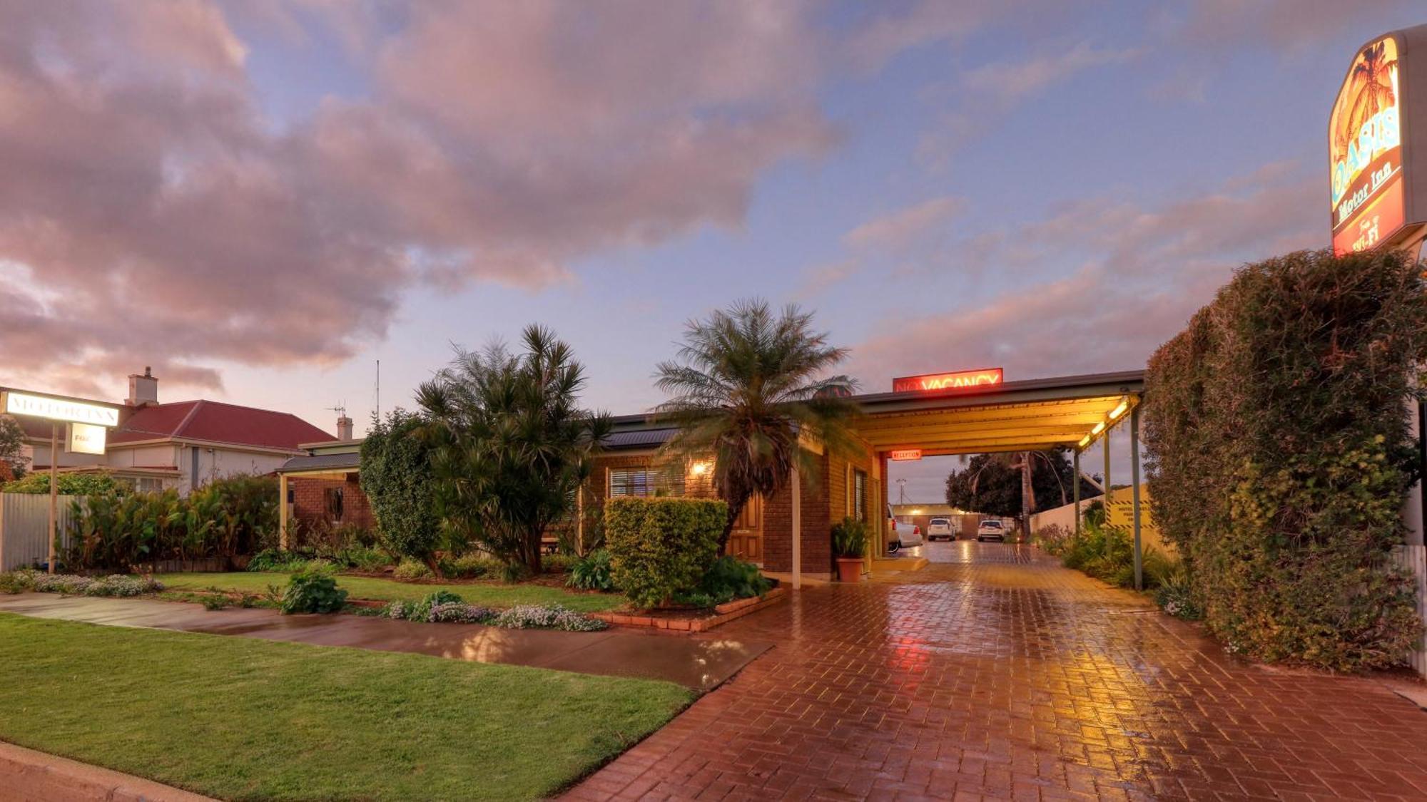 Oasis Motor Inn Broken Hill Buitenkant foto